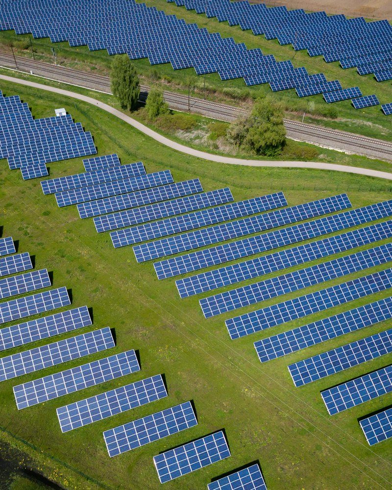 Açık arazide sıra sıra kurulmuş güneş enerjisi panelleri